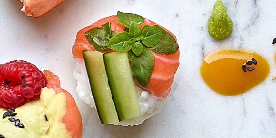 Sushiballetjes met rauwe zalm en mangovinaigrette