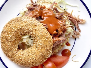 Bagel de « pulled pork » au chou blanc et sauce BBQ