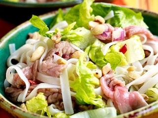 Salade van noedels met rundvlees en gember