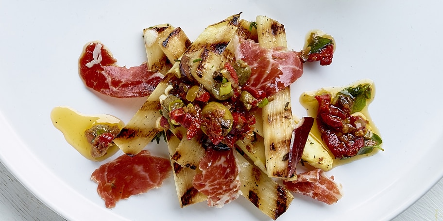 Gegrilde asperges met Italiaanse dressing en Ibericoham