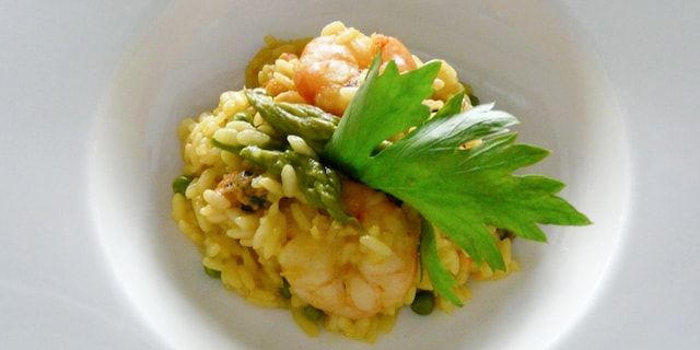 Risotto van zeevruchten en groene asperges