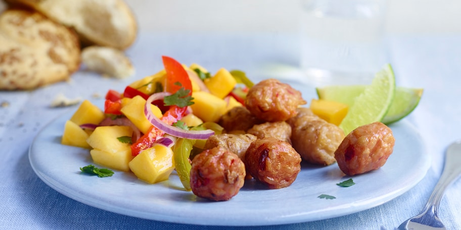 Boulettes de riz et salade de mangue piquante