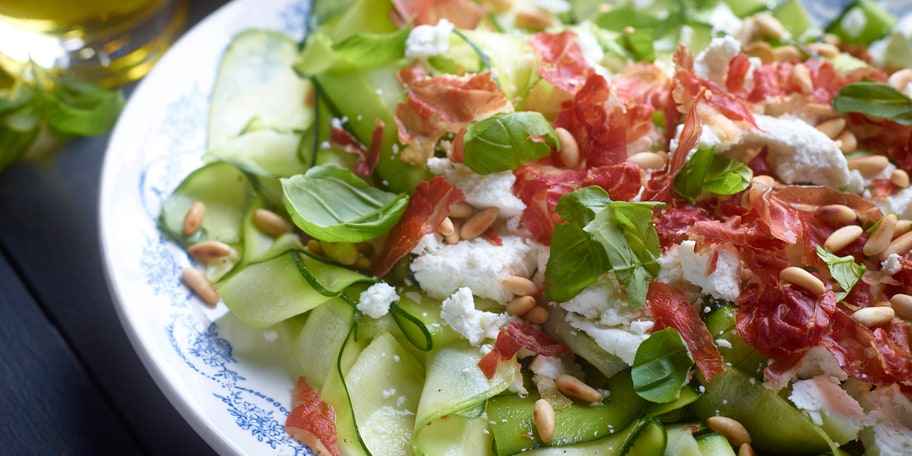 Salade van courgettes met geitenkaas en knapperige ham