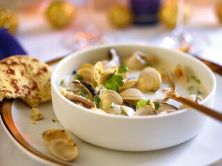 Nage van schelpdieren met kokosmelk en shiitakes