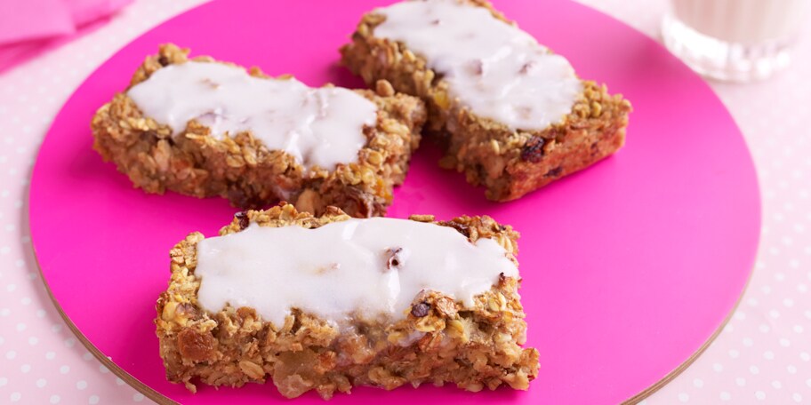 Mueslireep met fruit en noten, geglaceerd met yoghurt