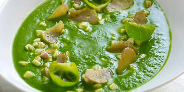 Soupe aux choux de Bruxelles, châtaignes et jambon de marcassin