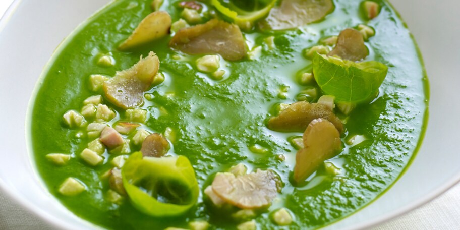 Soupe aux choux de Bruxelles, châtaignes et jambon de marcassin