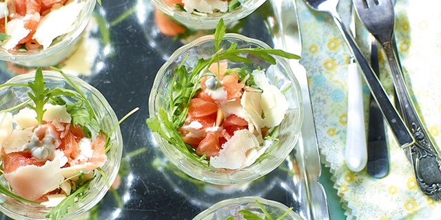 Glaasjes met carpaccio en kappertjessaus