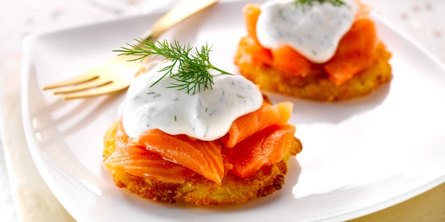Aardappelkoekjes met gerookte zalm en kruidenslagroom