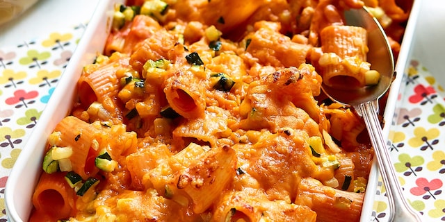 Gegratineerde pasta met mimolettekaas en stukjes courgette