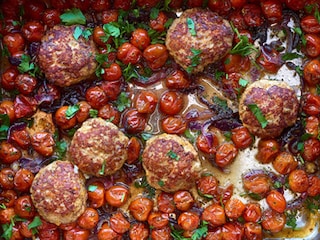 Burgers au cheddar et tomates-cerise rôties