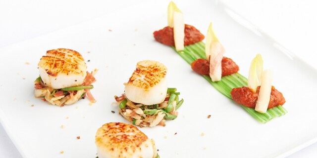 Pannetje van sint-jakobsvruchten met lime pepper, gebakken babywitlofjes en snijbonen met wasabi en sesam