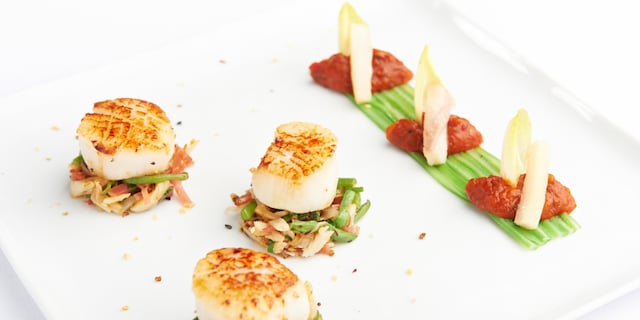 Pannetje van sint-jakobsvruchten met lime pepper, gebakken babywitlofjes en snijbonen met wasabi en sesam