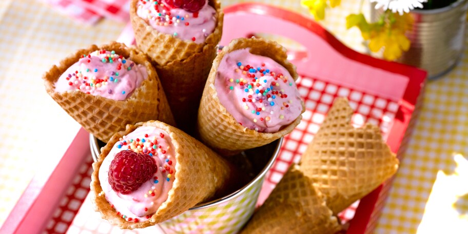 Verrassingshoorntjes met frambozen