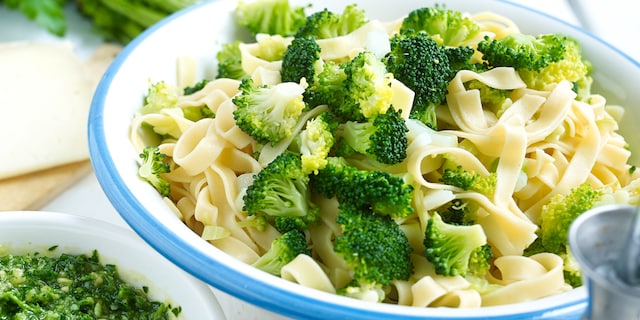 Tagliatelles au brocoli et pesto de persil au Manchego