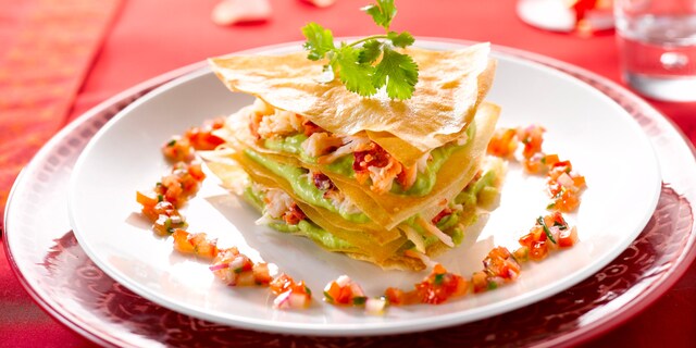 Millefeuilles d’avocat au crabe et salsa aux tomates