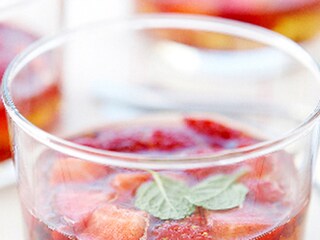 Fraises au vin de Muscat et poivre rose