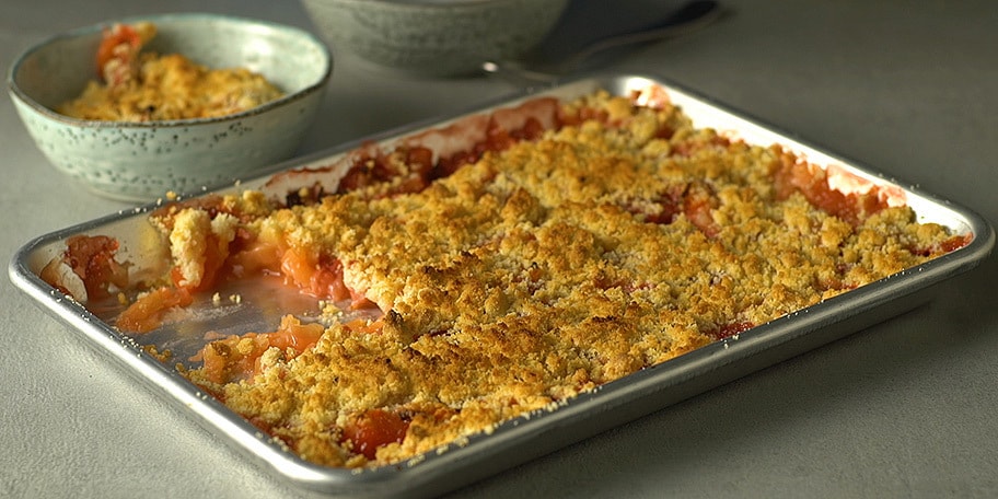 Crumble van appels, aardbeien en pompelmoes