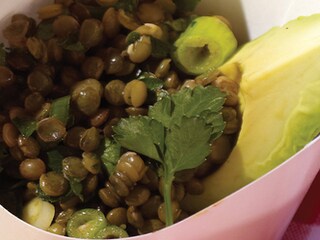 Salade van groene linzen met verse munt en avocado