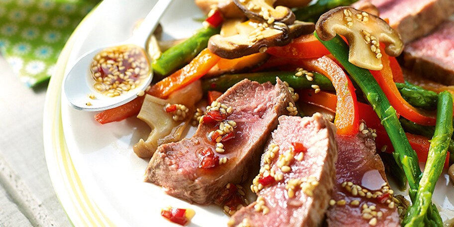 Warme salade met lamsvlees en sesamvinaigrette