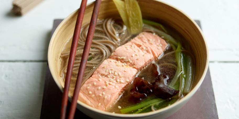 Soep met sobanoedels en zalm