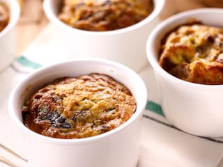 Kleine clafoutis met bospaddenstoelen en parmezaan