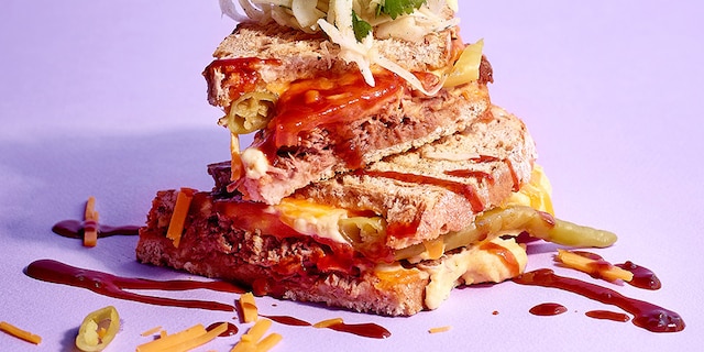 Croque Camp Rémy met pulled beef en hummus