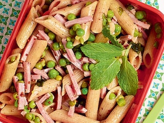 Salade van volkorenpasta met erwtjes, munt en ham