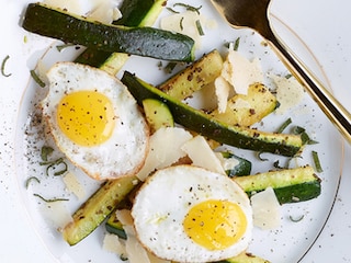 Courgettestaafjes met parmezaan en kwarteleitjes