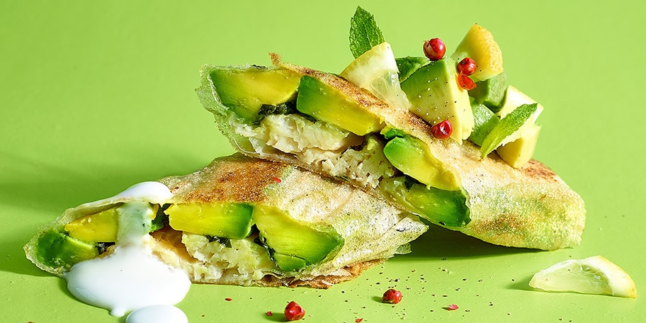 Croque van brickdeeg met avocado en forel