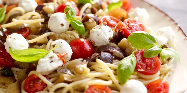 Spaghetti met Larry, kerstomaten en aubergines