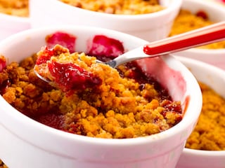 Crumble met rode vruchten en speculaas