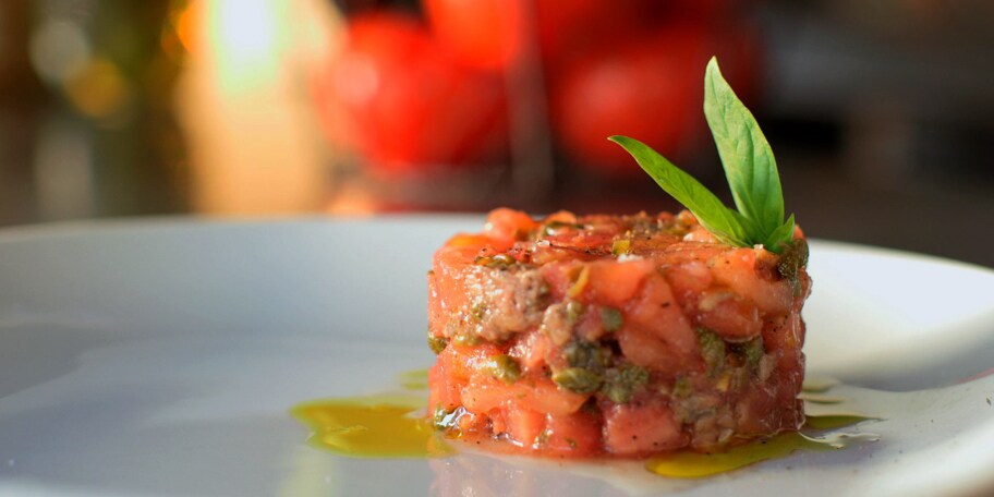 Tomatentartaar met ansjovissen en kappertjes