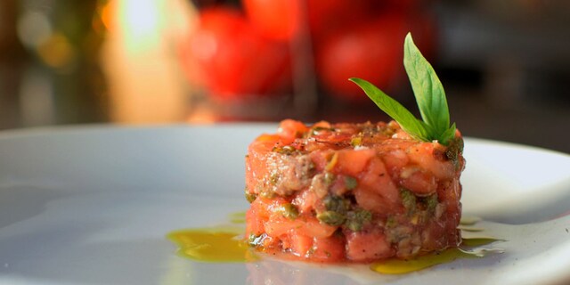 Tomatentartaar met ansjovissen en kappertjes