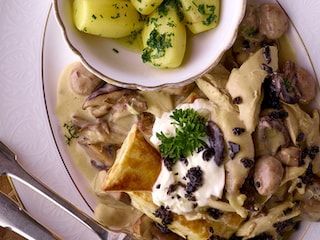 Vol-au-vent de luxe au mini-chapon et aux champignons des bois, huile de truffe