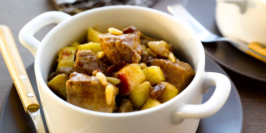 Varkensstoofpotje met appels, bereid zoals in een tajine (op tajine-wijze)