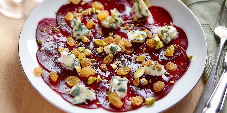 Carpaccio van biet, roquefort en vinaigrette van braam-duindoornthee