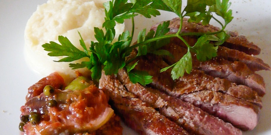 Hindefilet met vijgen, groene peper en knolselderpuree