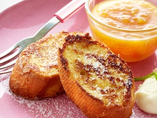 Gewonnen brood met vruchtenmousse en zure room