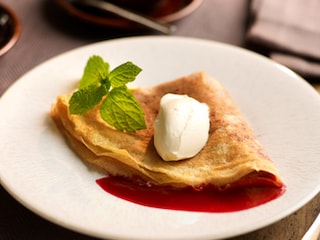 Crêpes au sirop de framboise et à la crème aigre