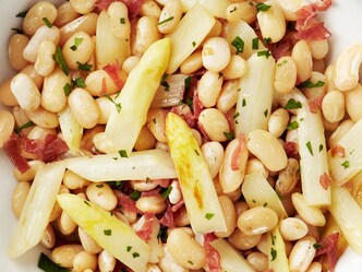 Salade de haricots et asperges blanches au jambon de pays
