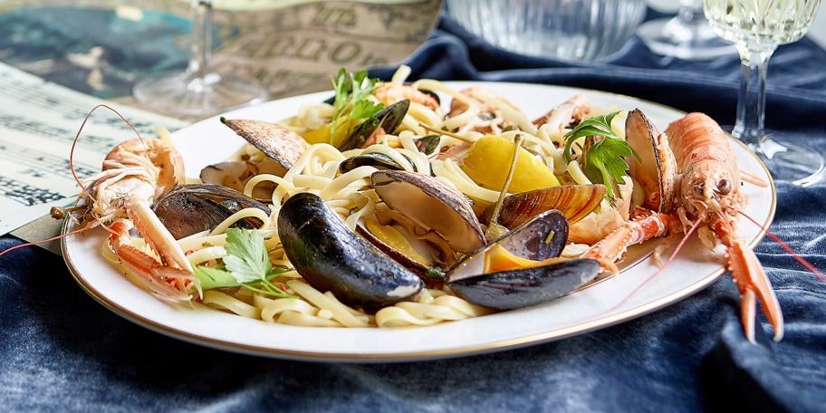Pasta met zeevruchten, salie en appelkappertjes