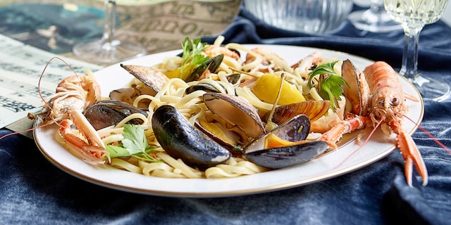 Pasta met zeevruchten, salie en appelkappertjes