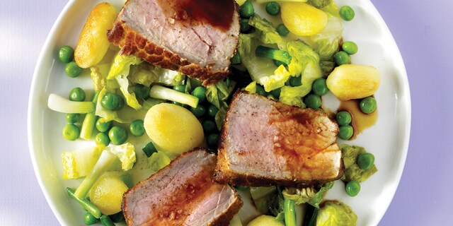 Kalfsvlees met gestoofde little gem en aardappeltjes