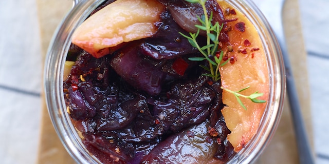 Cabillaud poêlé au lard, chutney de chou rouge et pommes