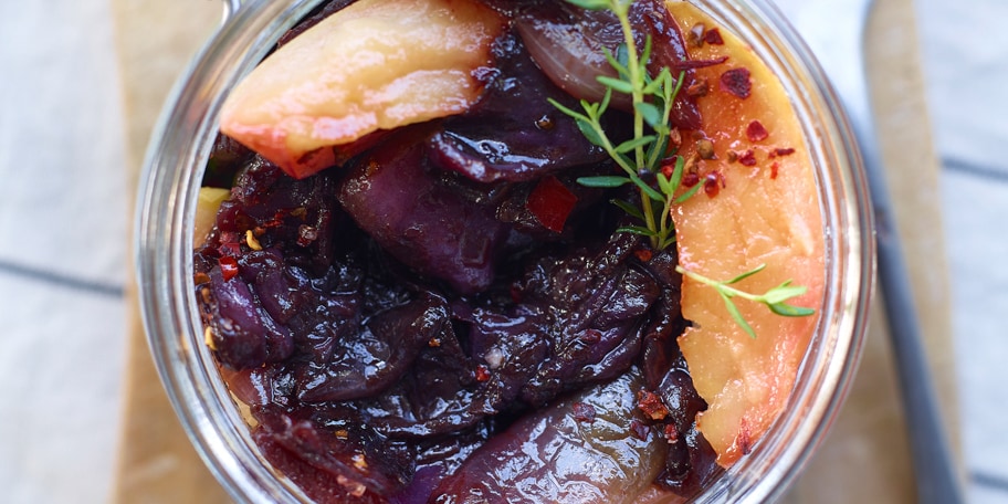 Cabillaud poêlé au lard, chutney de chou rouge et pommes