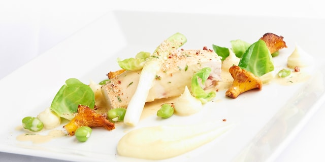 Hoevekip met dragon, crème van pastinaak en een crumble van spek