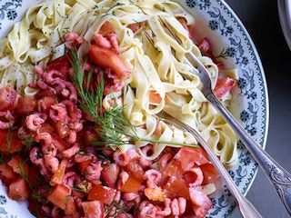 Tagliatelle chaud-froid met salsa van grijze garnalen