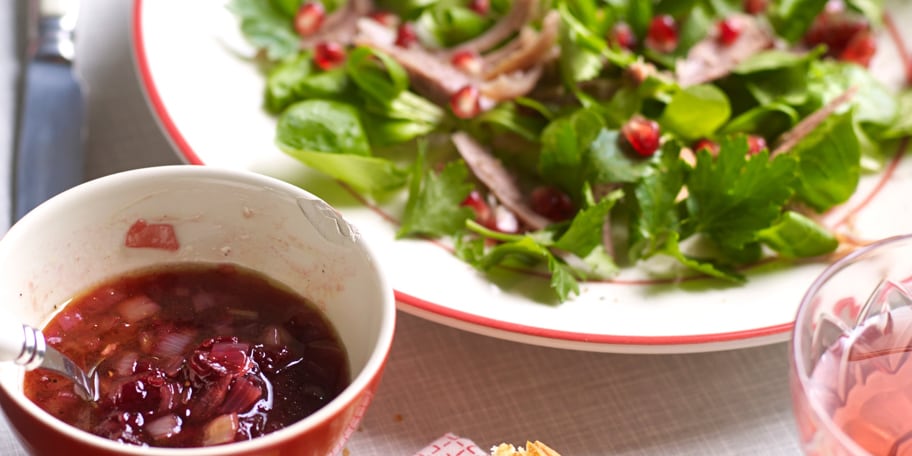 Salade de cuisse de canard confite à la grenade et vinaigrette à la confiture