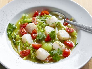 Nage de thé au citron, noix de saint-jacques et fines herbes